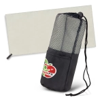 A Mako beach towel in a light colour, packed in a mesh drawstring bag with a branded logo.